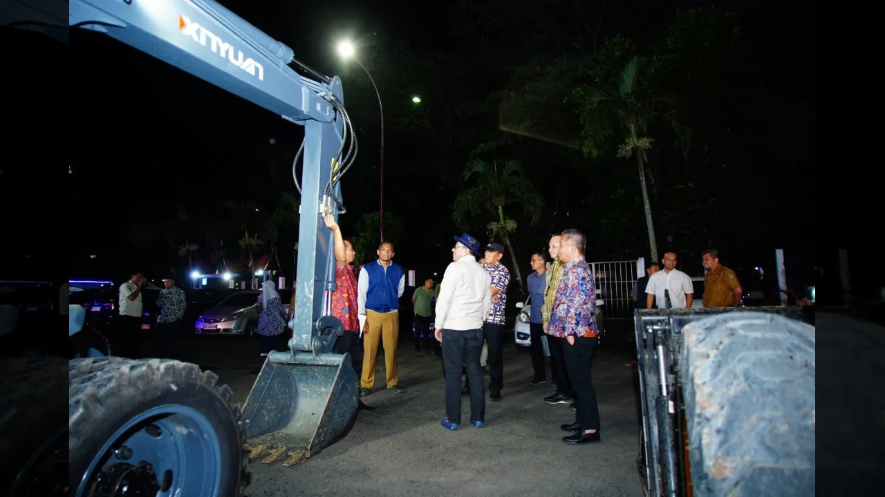 Tim Kemendagri diantara alat berat untuk pemulihan pascabencana